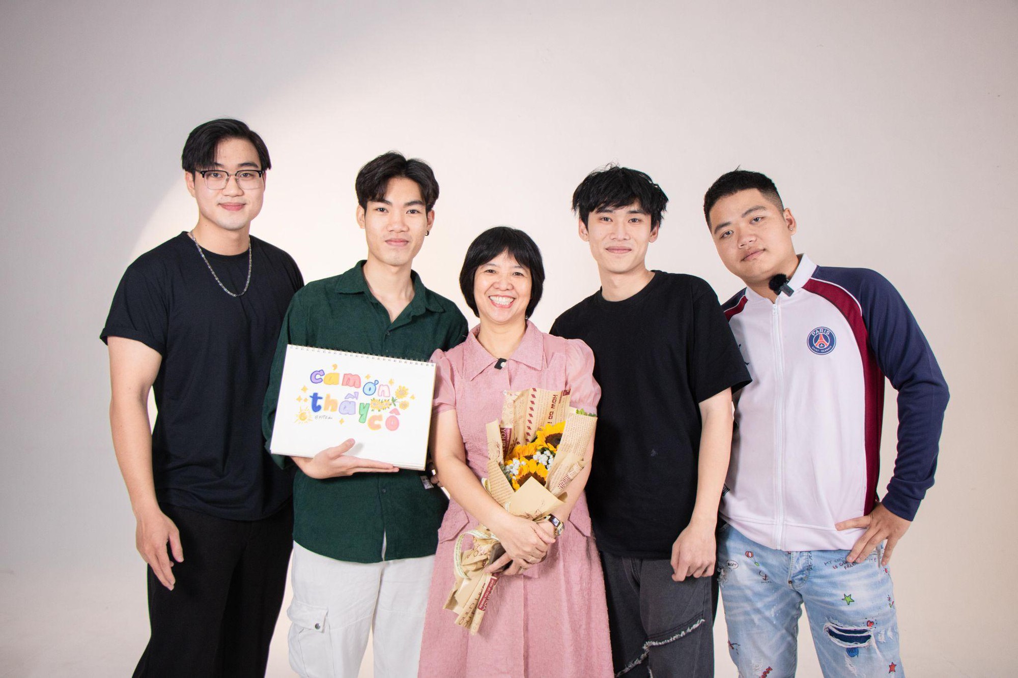 Sếp Huy NL Schannel, Tiktoker Đồng Thùy Dung cùng nhau "Cảm ơn thầy cô"- Ảnh 8. Sếp Huy NL Schannel, Tiktoker Đồng Thùy Dung cùng nhau "Cảm ơn thầy cô"- Ảnh 8.