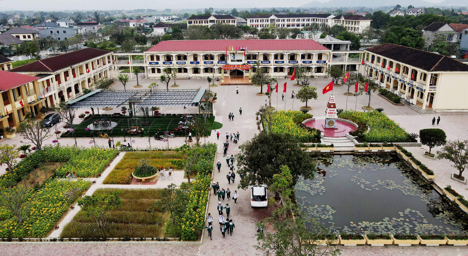 Xưa rồi cái thời trường công xập xệ, giờ từ Bắc vào Nam, nhiều trường công đẹp lung linh, hoành tráng chẳng kém trường tư!- Ảnh 13. Xưa rồi cái thời trường công xập xệ, giờ từ Bắc vào Nam, nhiều trường công đẹp lung linh, hoành tráng chẳng kém trường tư!- Ảnh 13.