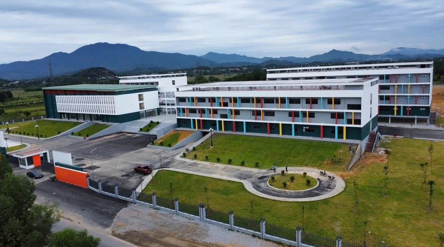 Xưa rồi cái thời trường công xập xệ, giờ từ Bắc vào Nam, nhiều trường công đẹp lung linh, hoành tráng chẳng kém trường tư!- Ảnh 15. Xưa rồi cái thời trường công xập xệ, giờ từ Bắc vào Nam, nhiều trường công đẹp lung linh, hoành tráng chẳng kém trường tư!- Ảnh 15.