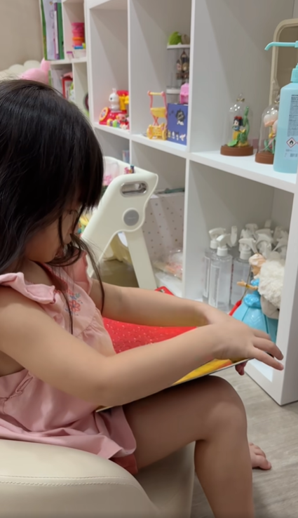 Không thể tin chiếc bảng nhỏ này lại có công dụng thần kì thế, Đông Nhi cũng dùng để dạy con gái- Ảnh 3. Không thể tin chiếc bảng nhỏ này lại có công dụng thần kì thế, Đông Nhi cũng dùng để dạy con gái- Ảnh 3.