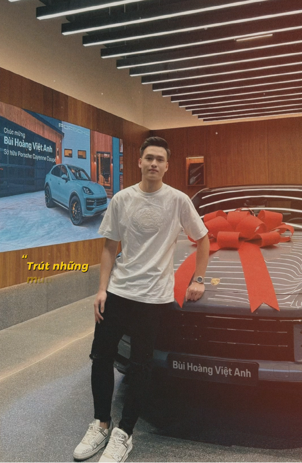 Trai đẹp "tám múi" ĐT Việt Nam gây choáng khi tậu siêu xe Porsche 5 tỷ sau khi mua nhà, mua xe cho bố mẹ- Ảnh 1.