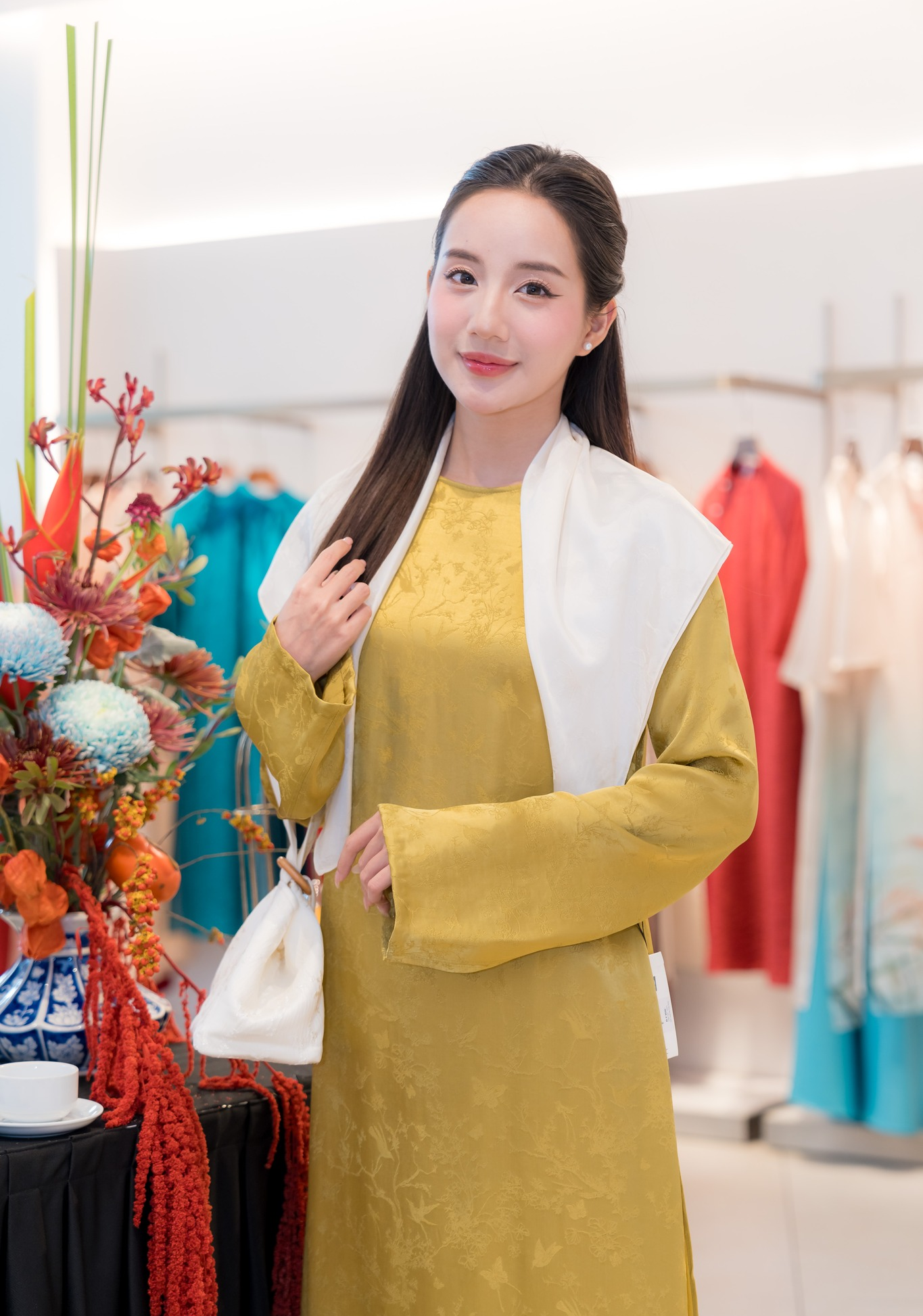 Xu hướng áo dài Tết 2025: Khởi động bằng những mẫu áo trơn màu, cách tân duyên dáng- Ảnh 15.