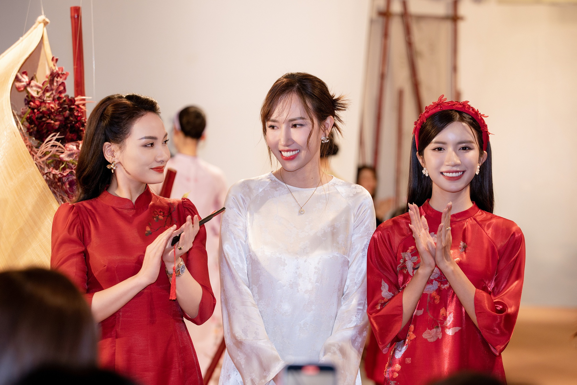 Xu hướng áo dài Tết 2025: Khởi động bằng những mẫu áo trơn màu, cách tân duyên dáng- Ảnh 9.