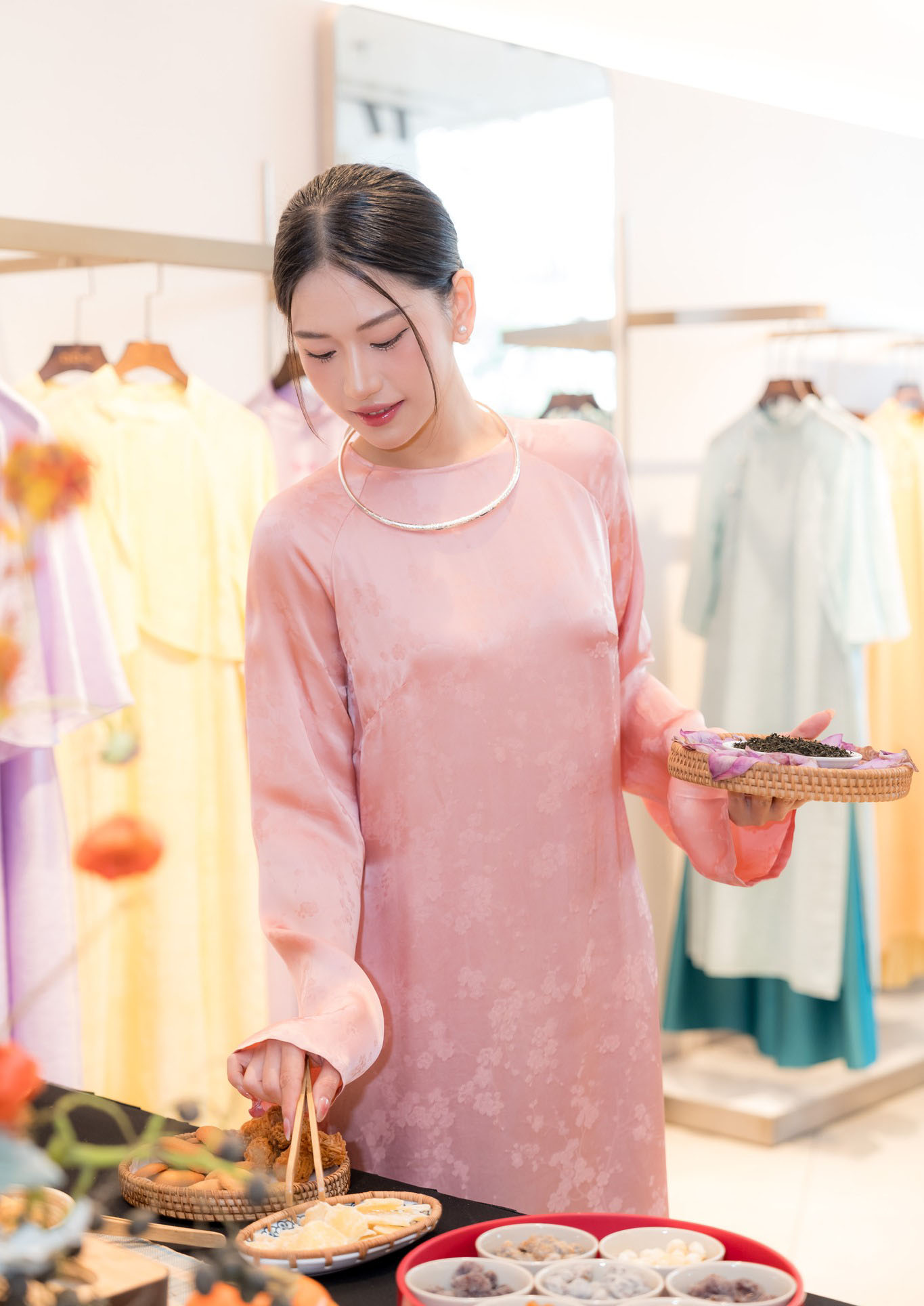 Xu hướng áo dài Tết 2025: Khởi động bằng những mẫu áo trơn màu, cách tân duyên dáng- Ảnh 16.