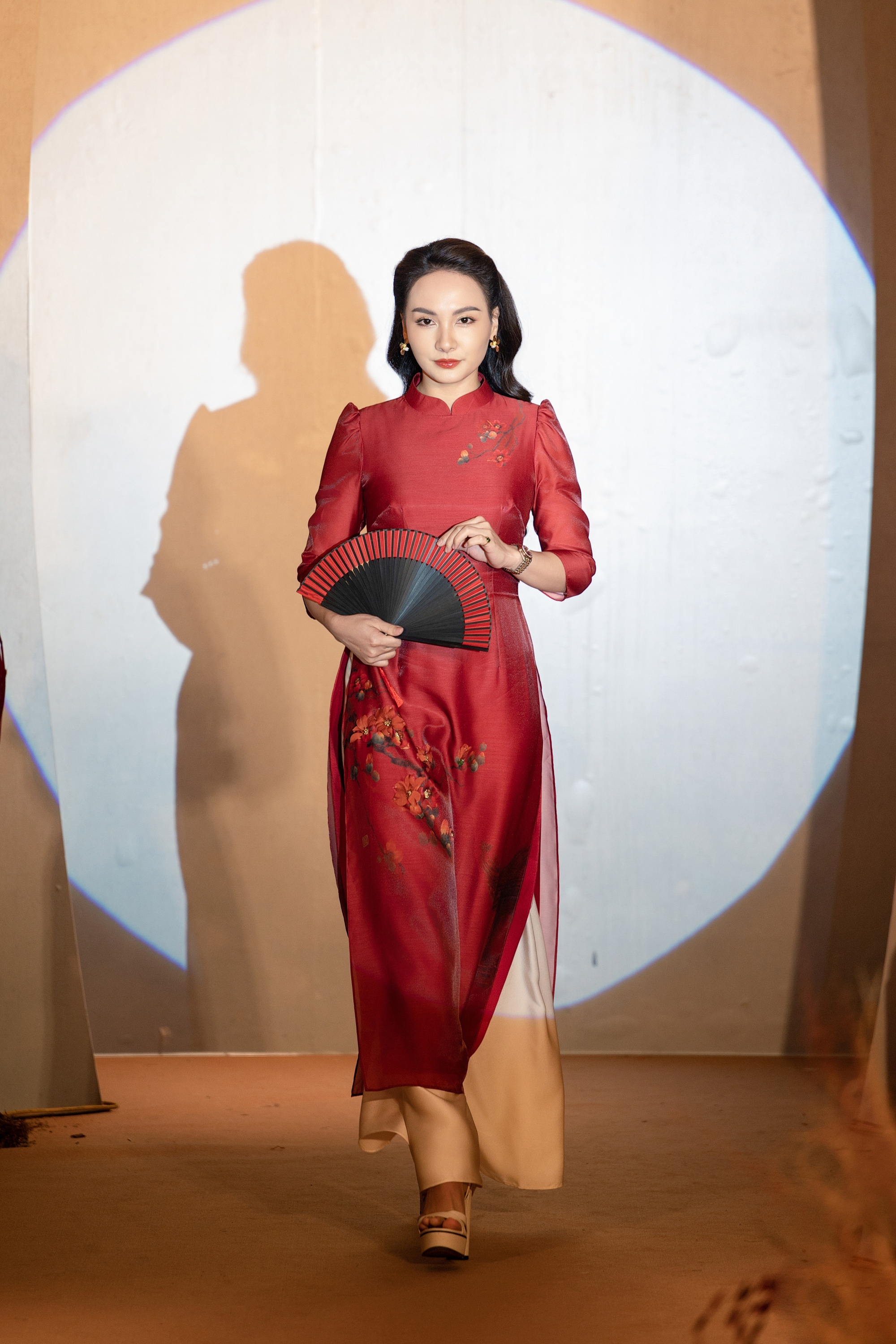 Xu hướng áo dài Tết 2025: Khởi động bằng những mẫu áo trơn màu, cách tân duyên dáng- Ảnh 6.