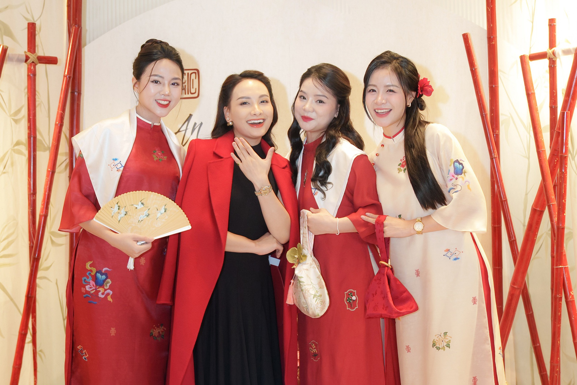 Xu hướng áo dài Tết 2025: Khởi động bằng những mẫu áo trơn màu, cách tân duyên dáng- Ảnh 1.