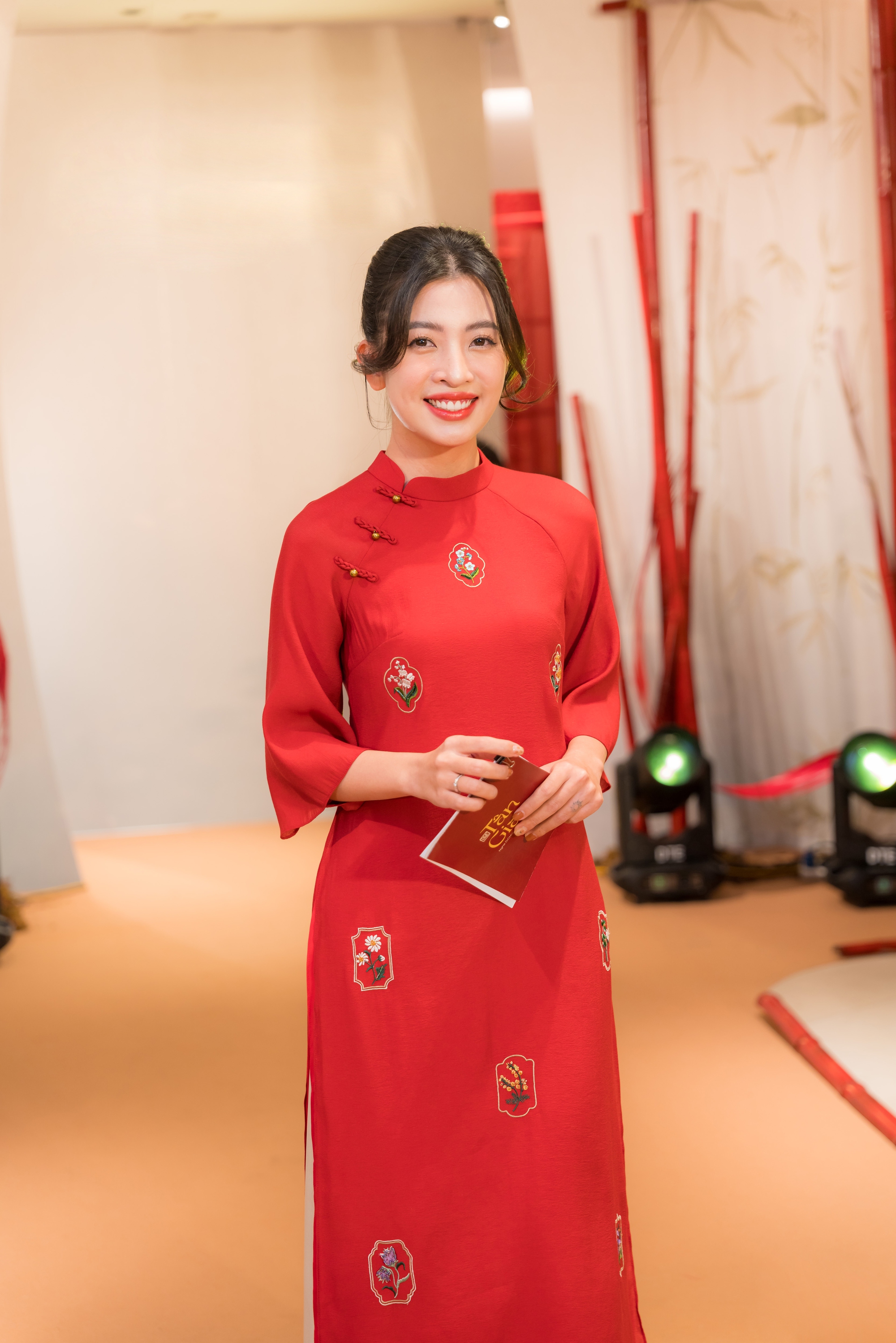 Xu hướng áo dài Tết 2025: Khởi động bằng những mẫu áo trơn màu, cách tân duyên dáng- Ảnh 8.