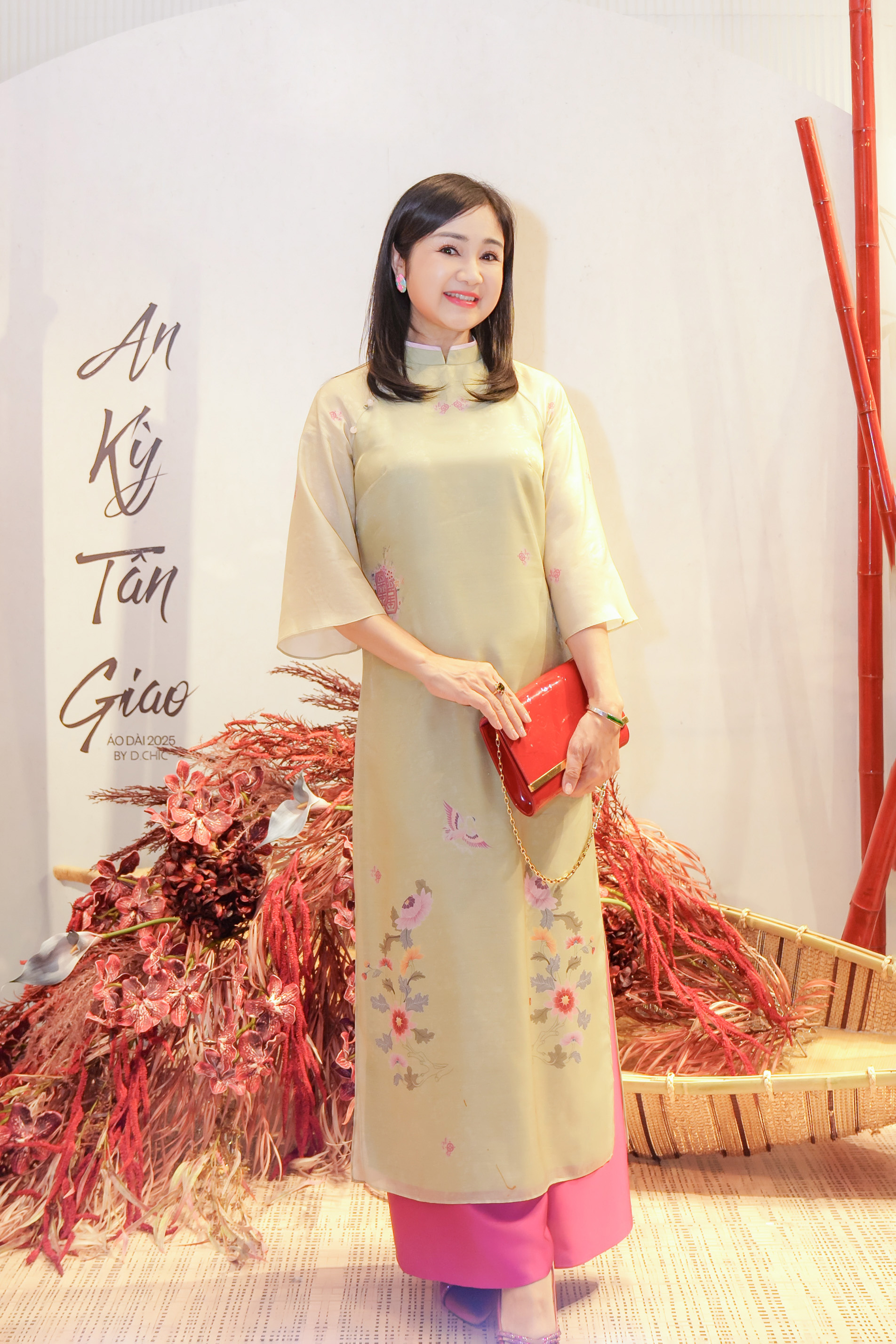 Xu hướng áo dài Tết 2025: Khởi động bằng những mẫu áo trơn màu, cách tân duyên dáng- Ảnh 2.