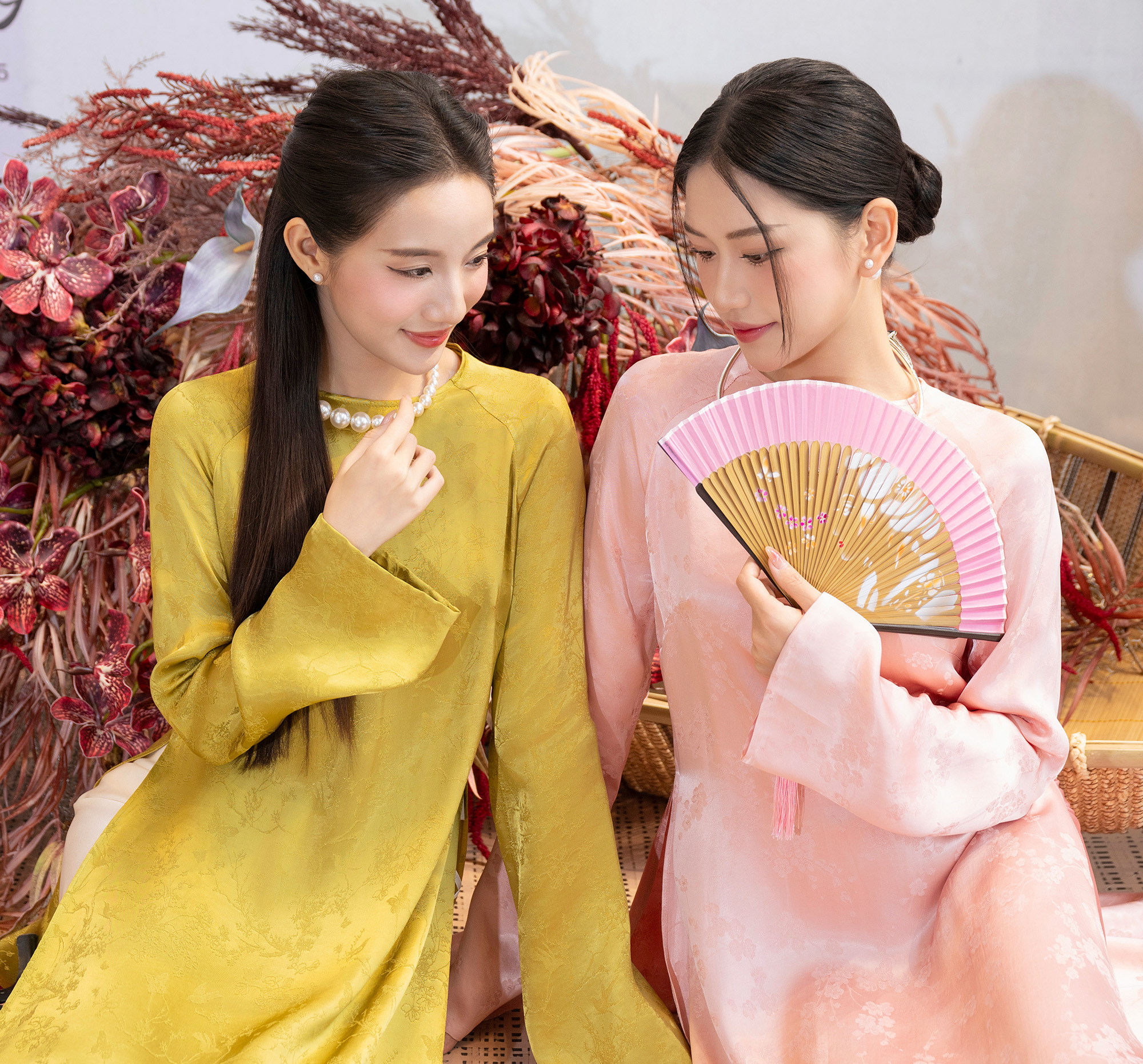 Xu hướng áo dài Tết 2025: Khởi động bằng những mẫu áo trơn màu, cách tân duyên dáng- Ảnh 14.
