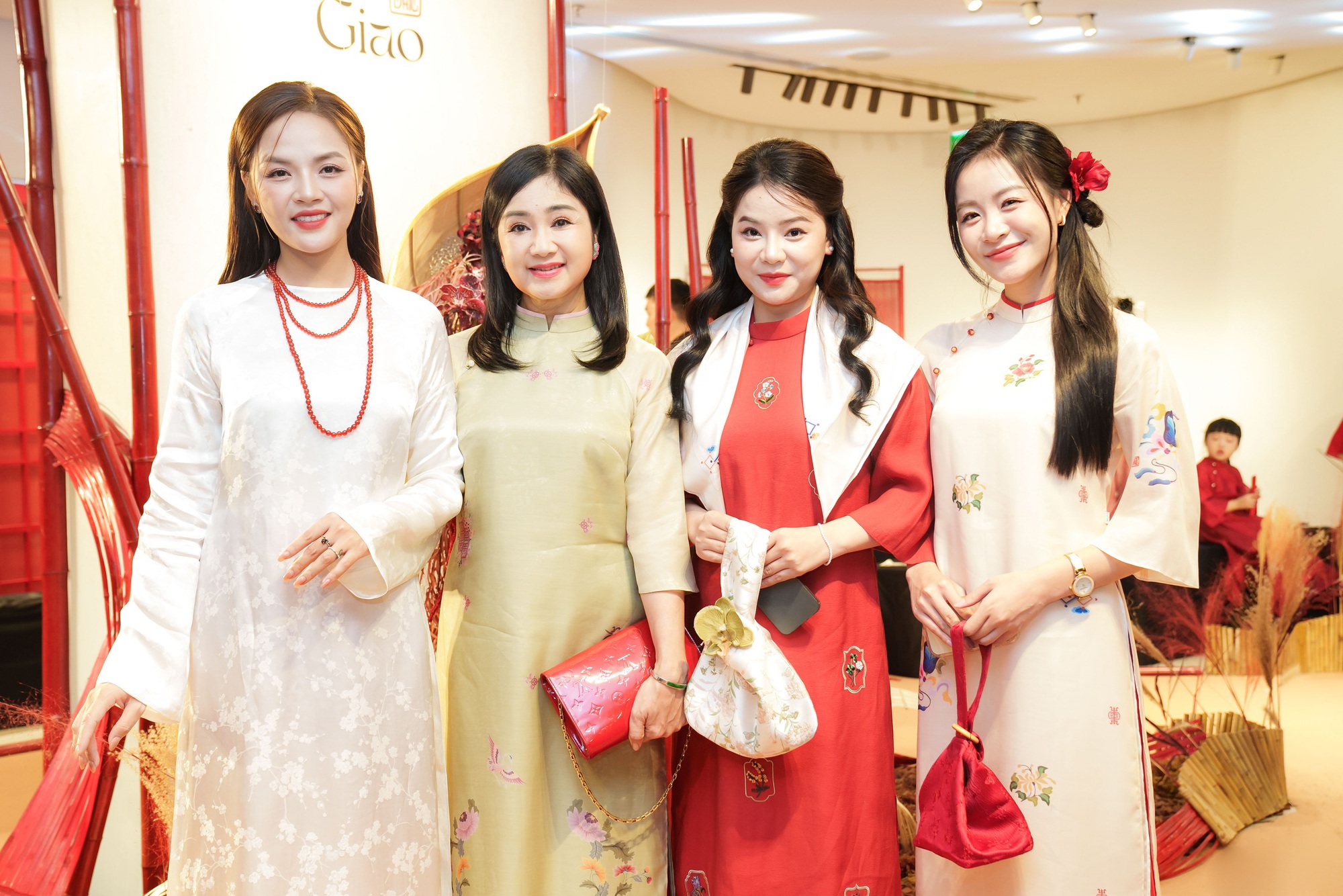 Xu hướng áo dài Tết 2025: Khởi động bằng những mẫu áo trơn màu, cách tân duyên dáng- Ảnh 4.