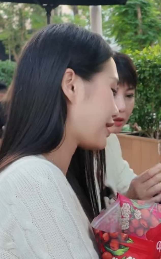 Mẹ vợ của Đoàn Văn Hậu chung khung hình với Doãn Hải My, nhan sắc "mẹ ngoại" U50 khiến dân tình không thể rời mắt- Ảnh 1.
