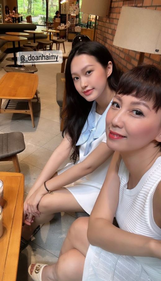 Mẹ vợ của Đoàn Văn Hậu chung khung hình với Doãn Hải My, nhan sắc "mẹ ngoại" U50 khiến dân tình không thể rời mắt- Ảnh 2.