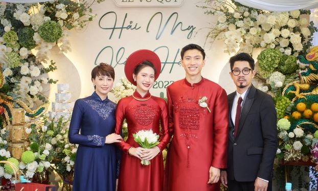 Mẹ vợ của Đoàn Văn Hậu chung khung hình với Doãn Hải My, nhan sắc "mẹ ngoại" U50 khiến dân tình không thể rời mắt- Ảnh 3.