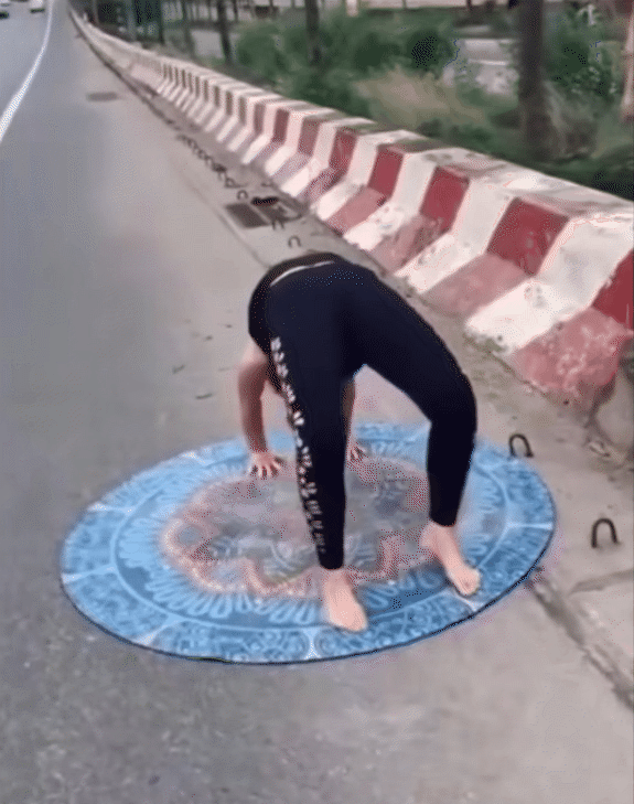 Người phụ nữ thản nhiên uốn éo tập yoga trên đại lộ nườm nượp xe cộ khiến dân tình thót tim, ngán ngẩm- Ảnh 2. Người phụ nữ thản nhiên uốn éo tập yoga trên đại lộ nườm nượp xe cộ khiến dân tình thót tim, ngán ngẩm- Ảnh 2.