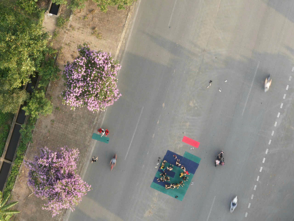 Người phụ nữ thản nhiên uốn éo tập yoga trên đại lộ nườm nượp xe cộ khiến dân tình thót tim, ngán ngẩm- Ảnh 6. Người phụ nữ thản nhiên uốn éo tập yoga trên đại lộ nườm nượp xe cộ khiến dân tình thót tim, ngán ngẩm- Ảnh 6.