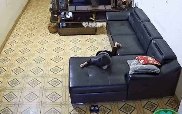 1 giây phản xạ nhanh cứu em bé thoát khỏi "bàn tay tử thần", ba mẹ xem lại camera không khỏi run rẩy- Ảnh 1.