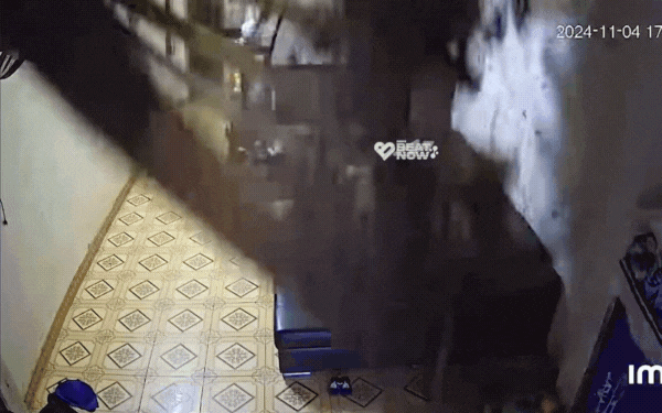 1 giây phản xạ nhanh cứu em bé thoát khỏi "bàn tay tử thần", ba mẹ xem lại camera không khỏi run rẩy- Ảnh 2.