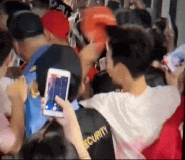 Fan quá khích “trấn lột” mũ của Quang Hùng MasterD rồi đem lên mạng rao bán?- Ảnh 2. Fan quá khích “trấn lột” mũ của Quang Hùng MasterD rồi đem lên mạng rao bán?- Ảnh 2.