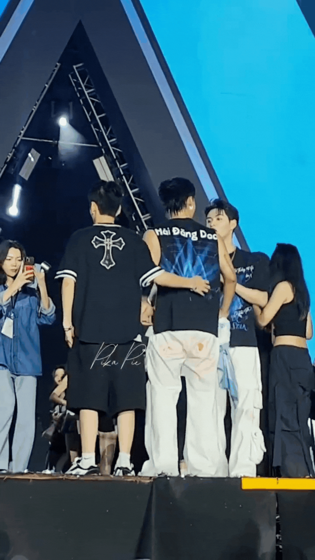 1 Anh trai nghi đã có bạn gái nhưng vẫn nhiệt tình "xào couple" với 1 sao nam, phản ứng sau đó mới sốc?- Ảnh 5.