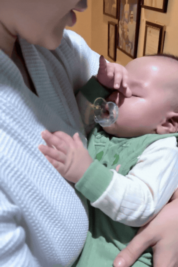 Jimmy - Jenny lên đường đi công tác cùng mẹ Phương Oanh, hành lý nhất định phải có 2 thứ này!- Ảnh 3.