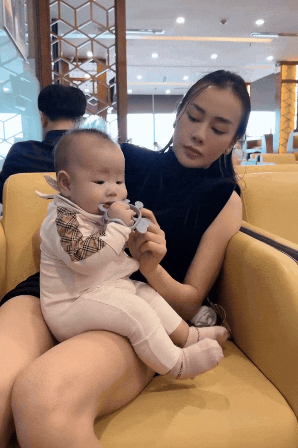 Jimmy - Jenny lên đường đi công tác cùng mẹ Phương Oanh, hành lý nhất định phải có 2 thứ này!- Ảnh 1.