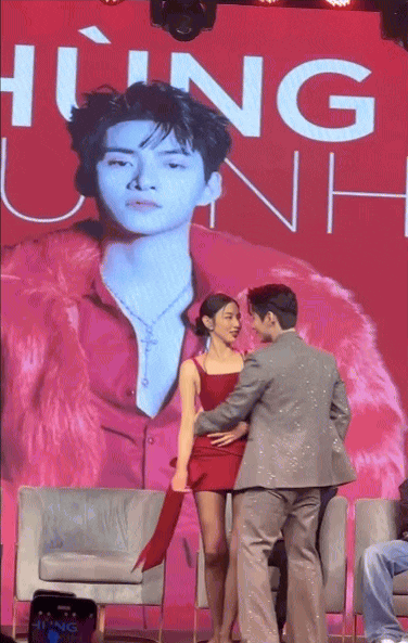Hoa hậu Thuỳ Tiên ngượng ngùng khi có hành động tình cảm với 1 Anh Trai, Hoà Minzy "cứu nguy" mà chiếm luôn spotlight- Ảnh 2.