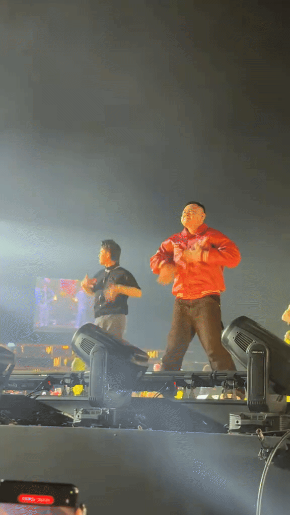 NSND Tự Long vừa quẩy vừa chống nạnh lấy sức, nhiệt huyết ra sao m&agrave; netizen thương v&ocirc; c&ugrave;ng- Ảnh 3.