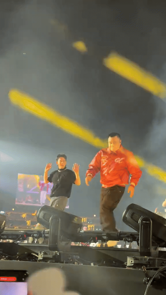 NSND Tự Long vừa quẩy vừa chống nạnh lấy sức, nhiệt huyết ra sao m&agrave; netizen thương v&ocirc; c&ugrave;ng- Ảnh 4.