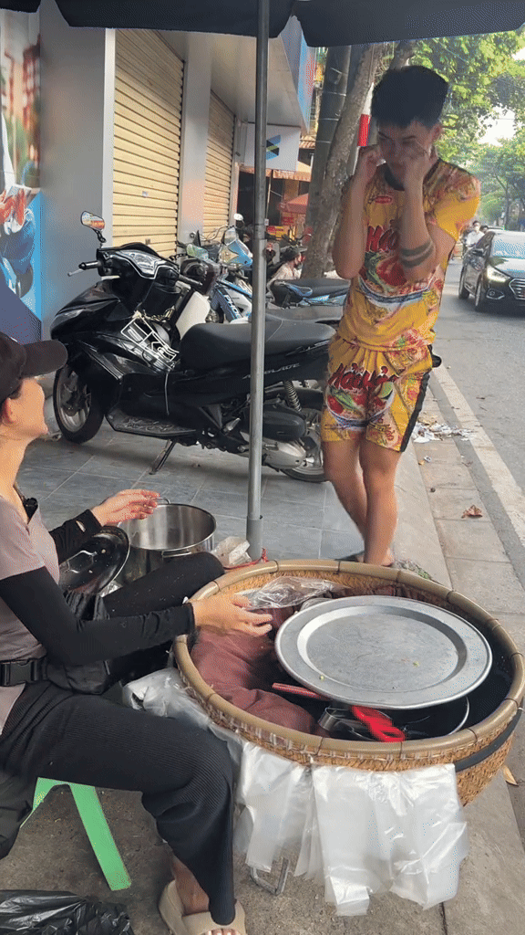 Thanh niên phụ vợ bán xôi "hữu duyên" nổi tiếng 3 tháng chốt sổ 2024 bằng VF9- Ảnh 4. Thanh niên phụ vợ bán xôi "hữu duyên" nổi tiếng 3 tháng chốt sổ 2024 bằng VF9- Ảnh 4.