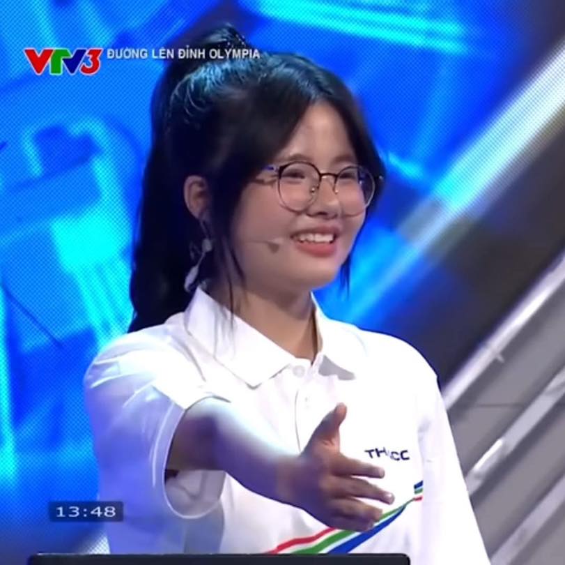 Nữ sinh fangirl T1 khiến cộng đồng xôn xao vì tái hiện &quot;văn mẫu&quot; ngay trên sóng truyền hình trực tiếp