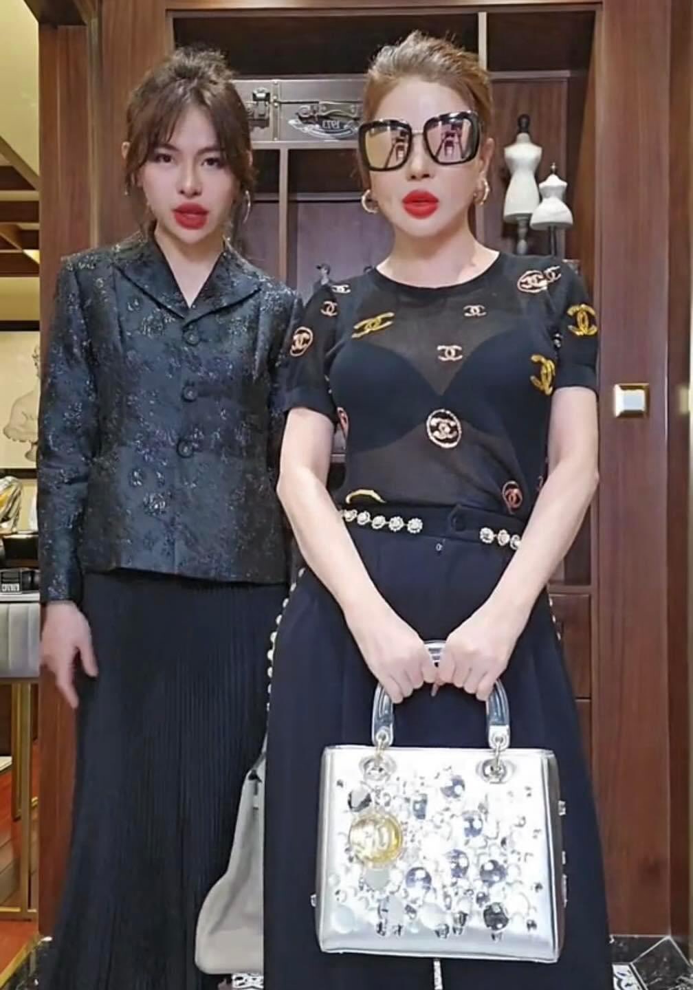 Ngỡ ngàng trước sắc vóc U60 của Madam Hồng mẹ Gia Kỳ trong tiệc Giáng sinh- Ảnh 8. Ngỡ ngàng trước sắc vóc U60 của Madam Hồng mẹ Gia Kỳ trong tiệc Giáng sinh- Ảnh 8.