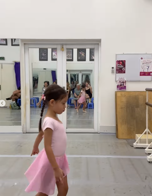 Tiểu thư Lisa nhà Hà Hồ được cưng đến thế là cùng, đi múa ba lê mà được cả bà nội, bố, mẹ "hộ tống"- Ảnh 2.