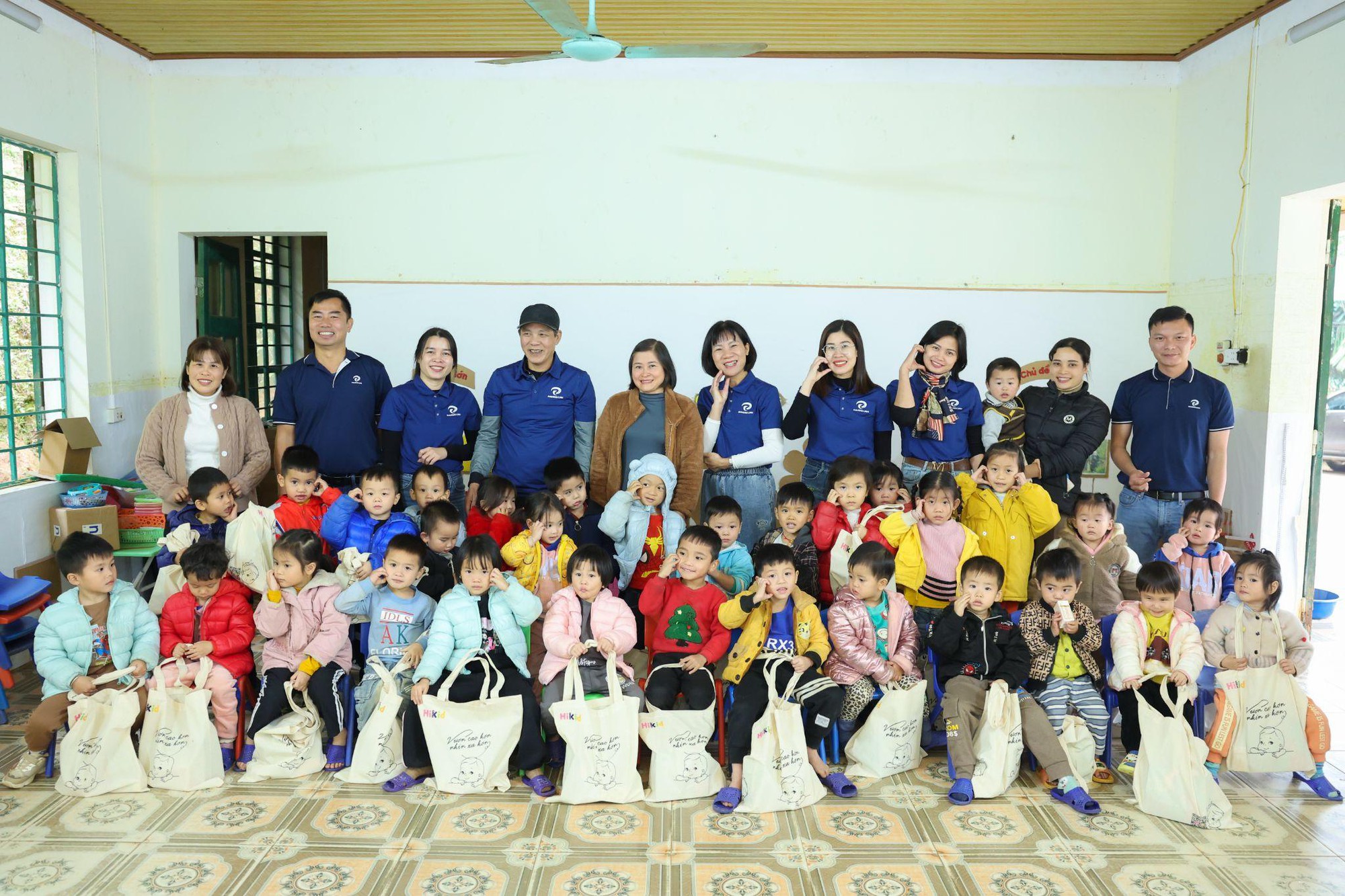 Công ty TNHH XNK & TM Phương Linh và nhãn hàng Hikid lan tỏa giáng sinh ấm áp đến các em bé Làng Nủ- Ảnh 3.