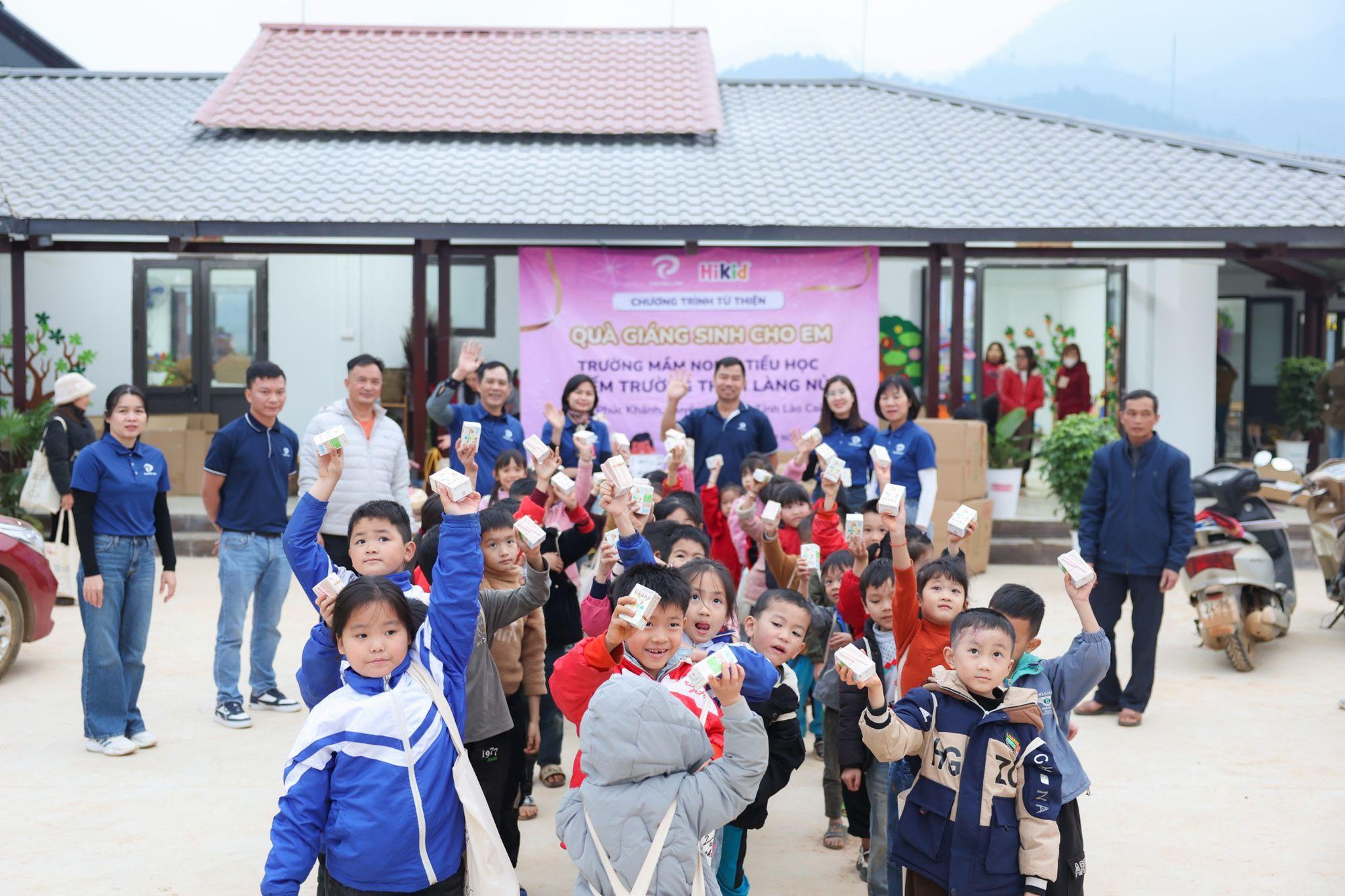Công ty TNHH XNK & TM Phương Linh và nhãn hàng Hikid lan tỏa giáng sinh ấm áp đến các em bé Làng Nủ- Ảnh 5.
