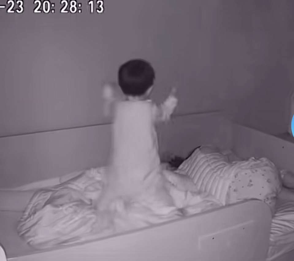 Rosé “trời ơi mom ơi, tui xin lỗi mom” khi có một em bé mê bài APT, hát um sùm không chịu đi ngủ- Ảnh 1.