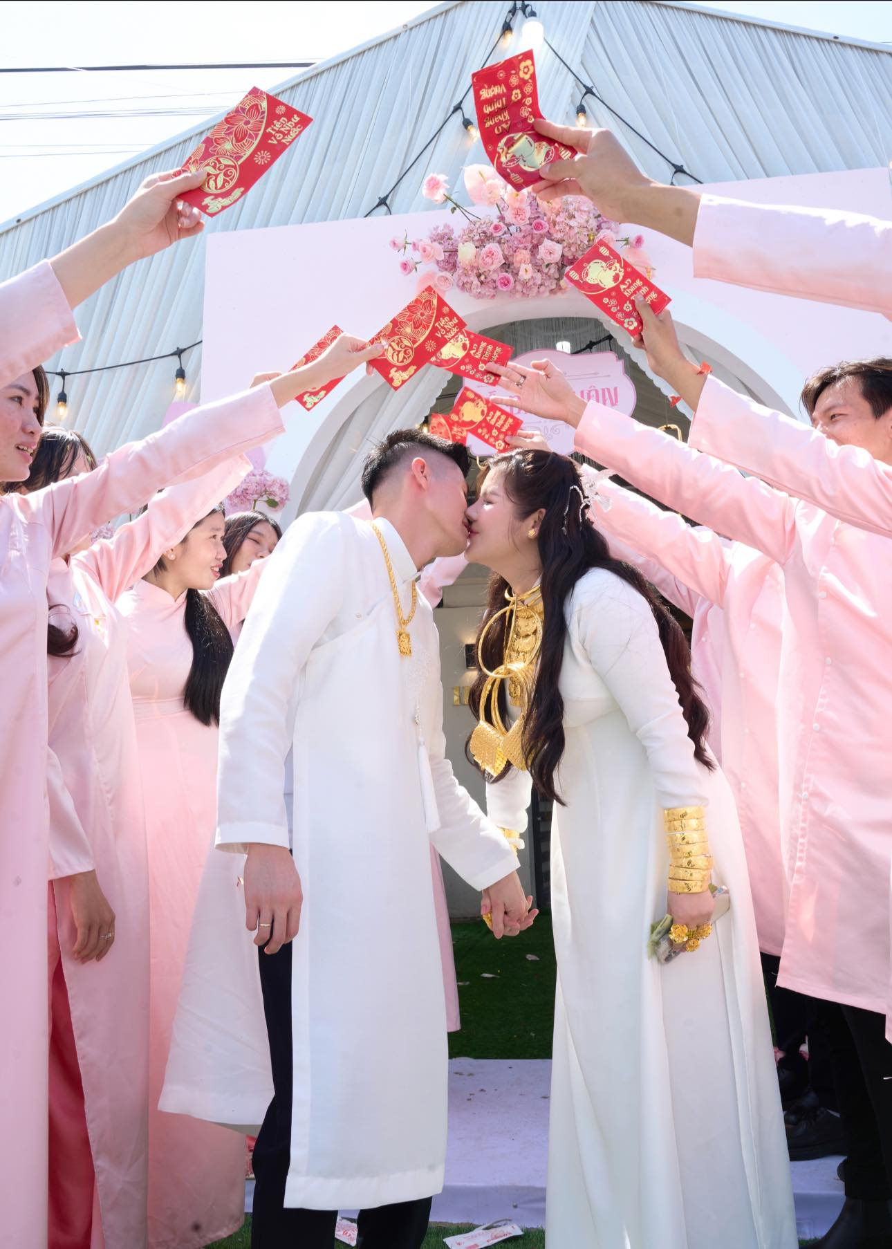 Cô dâu Tây Ninh lấy chồng Hà Nội đeo hơn 100 lượng vàng trong đám cưới, chi 70 triệu thuê trang điểm- Ảnh 16.