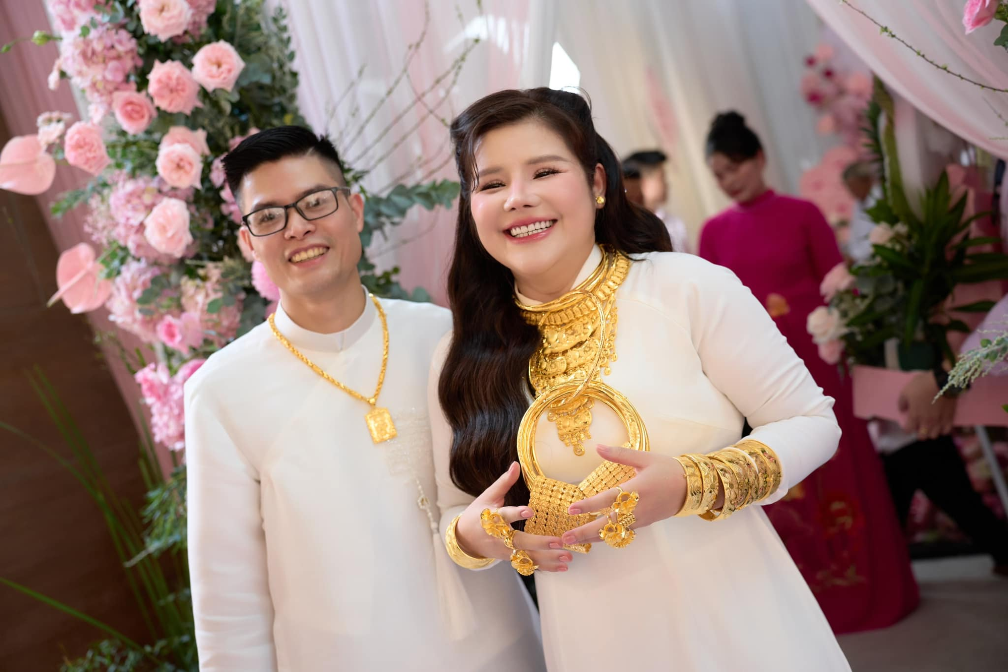 Cô dâu Tây Ninh lấy chồng Hà Nội đeo hơn 100 lượng vàng trong đám cưới, chi 70 triệu thuê trang điểm- Ảnh 19.