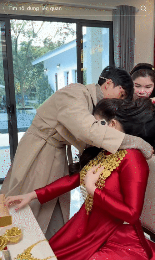 Cô dâu Tây Ninh lấy chồng Hà Nội đeo hơn 100 lượng vàng trong đám cưới, chi 70 triệu thuê trang điểm- Ảnh 4.