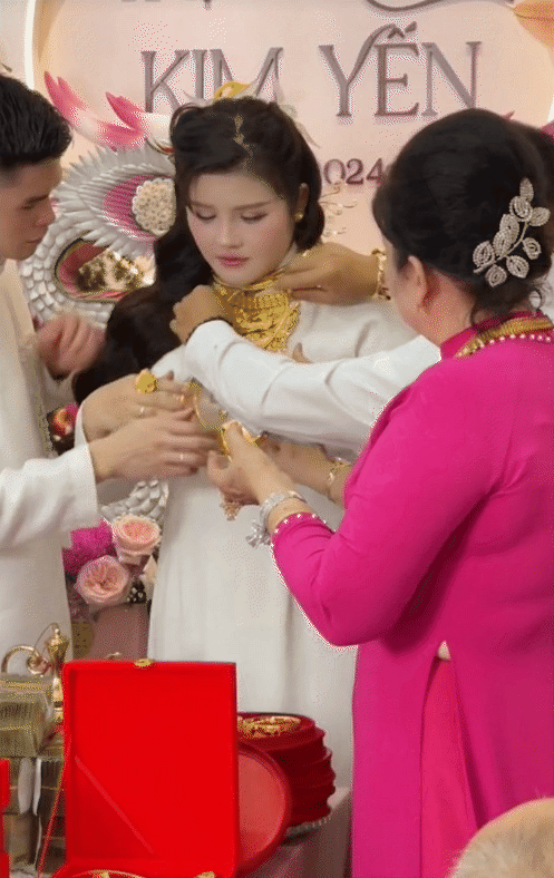 Cô dâu Tây Ninh lấy chồng Hà Nội đeo hơn 100 lượng vàng trong đám cưới, chi 70 triệu thuê trang điểm- Ảnh 7.