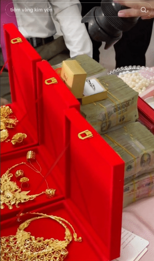 Cô dâu Tây Ninh lấy chồng Hà Nội đeo hơn 100 lượng vàng trong đám cưới, chi 70 triệu thuê trang điểm- Ảnh 8.