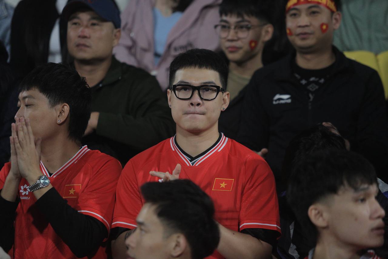Độ Mixi và dàn streamer Refund Gaming đến sân cổ vũ đội tuyển Việt Nam, vé mời được tặng bởi một người đặc biệt- Ảnh 3. Độ Mixi và dàn streamer Refund Gaming đến sân cổ vũ đội tuyển Việt Nam, vé mời được tặng bởi một người đặc biệt- Ảnh 3.