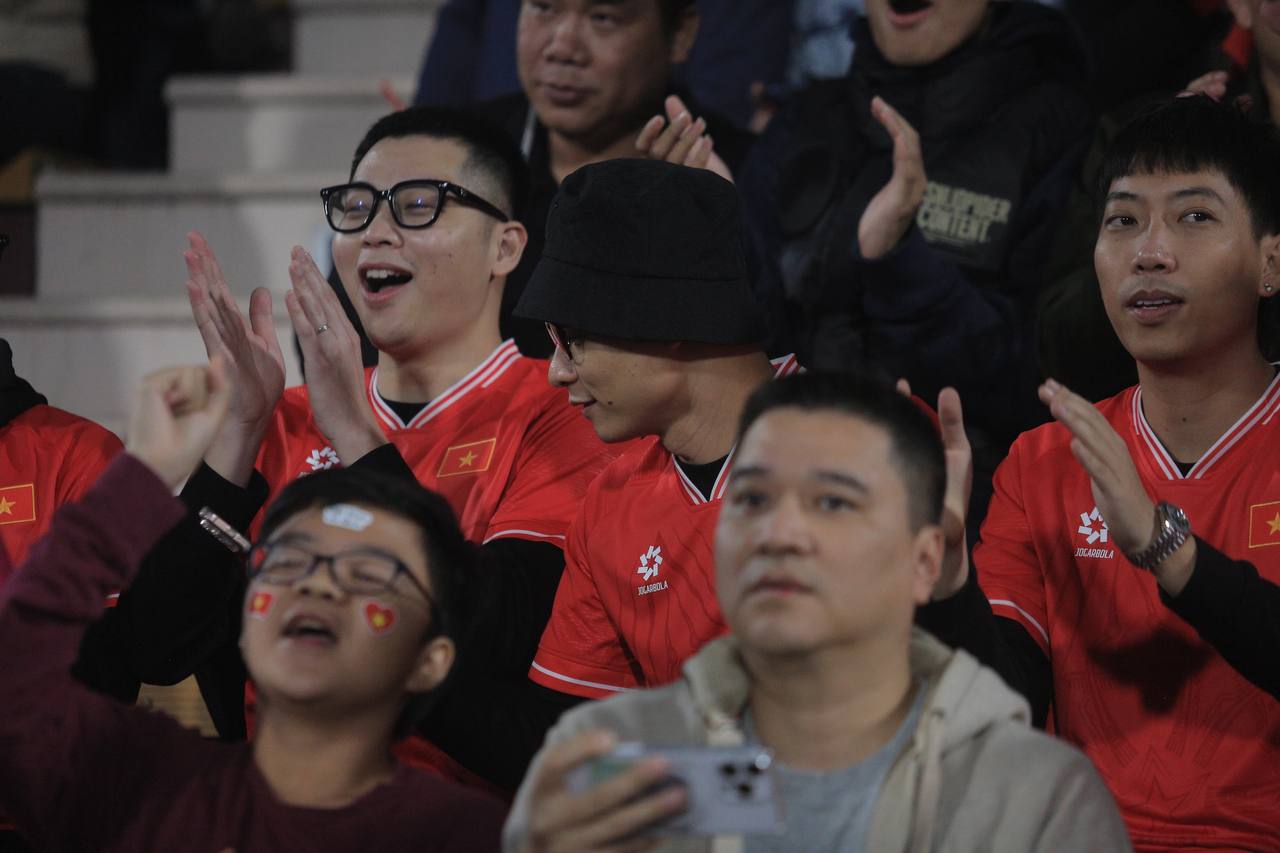 Độ Mixi và dàn streamer Refund Gaming đến sân cổ vũ đội tuyển Việt Nam, vé mời được tặng bởi một người đặc biệt- Ảnh 5. Độ Mixi và dàn streamer Refund Gaming đến sân cổ vũ đội tuyển Việt Nam, vé mời được tặng bởi một người đặc biệt- Ảnh 5.
