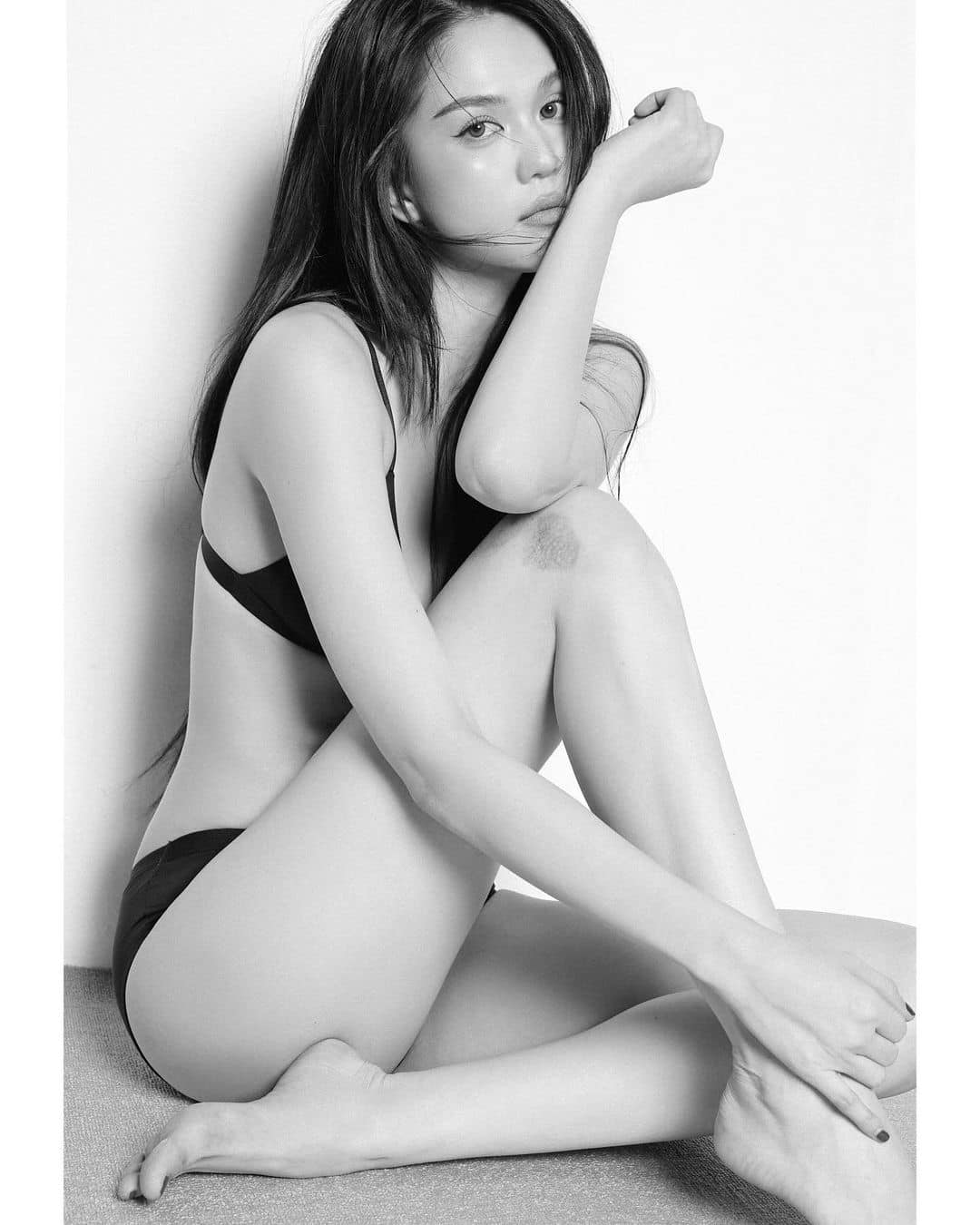 Ngọc Trinh khiến netizen rần rần vì bộ ảnh "hở bạo"- Ảnh 2.