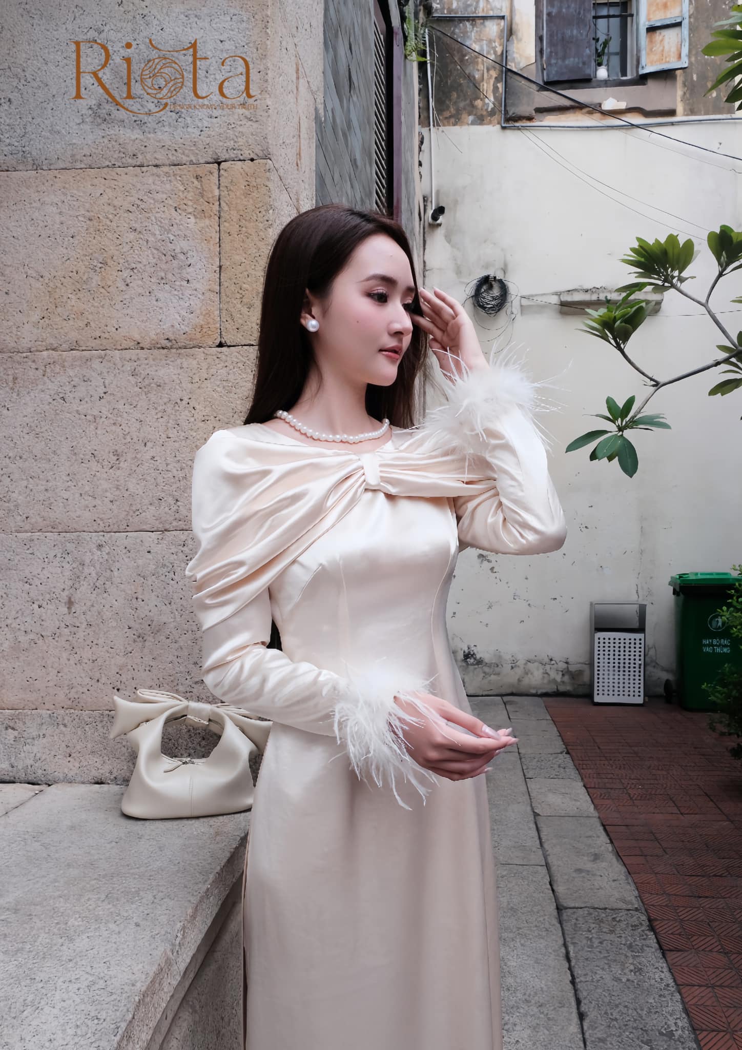 Áo dài Tết 2025: Một chi tiết cách tân năm nay mới có, nàng nào diện lên cũng đẹp như "xé truyện bước ra"- Ảnh 1.