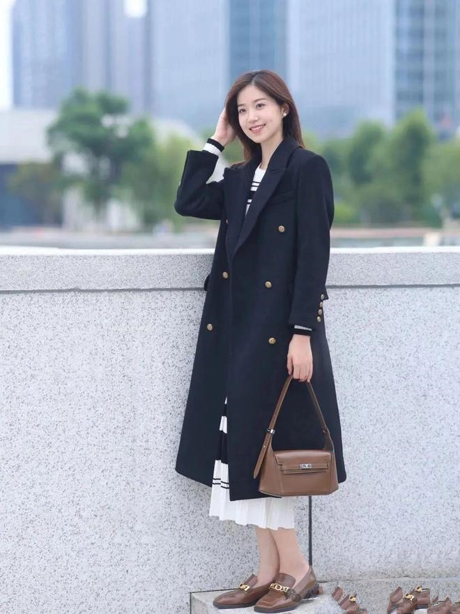 4 gam màu áo khoác dẫn đầu xu hướng thời trang thu đông nên mua- Ảnh 9. 4 gam màu áo khoác dẫn đầu xu hướng thời trang thu đông nên mua- Ảnh 9.