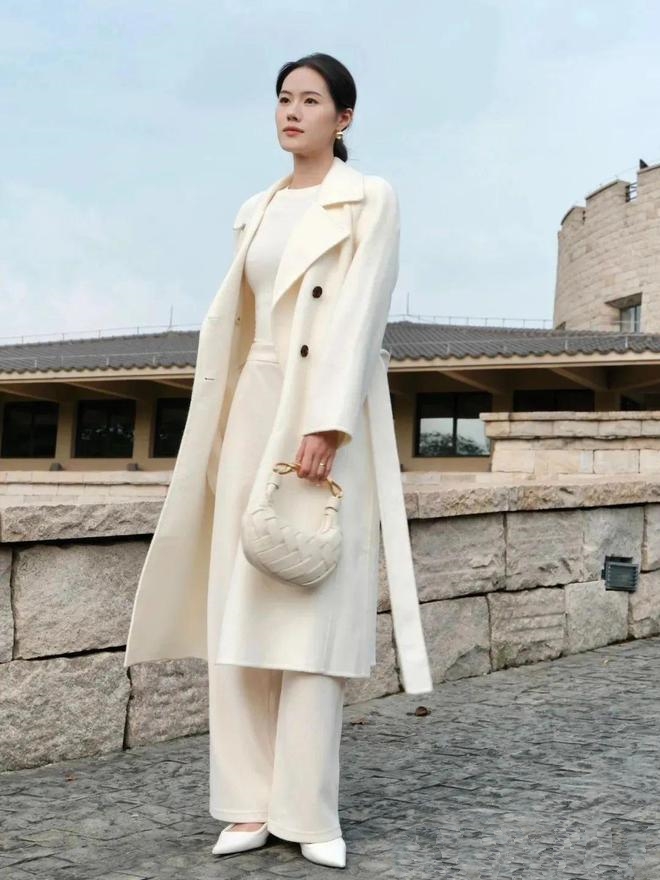 4 gam màu áo khoác dẫn đầu xu hướng thời trang thu đông nên mua- Ảnh 4. 4 gam màu áo khoác dẫn đầu xu hướng thời trang thu đông nên mua- Ảnh 4.