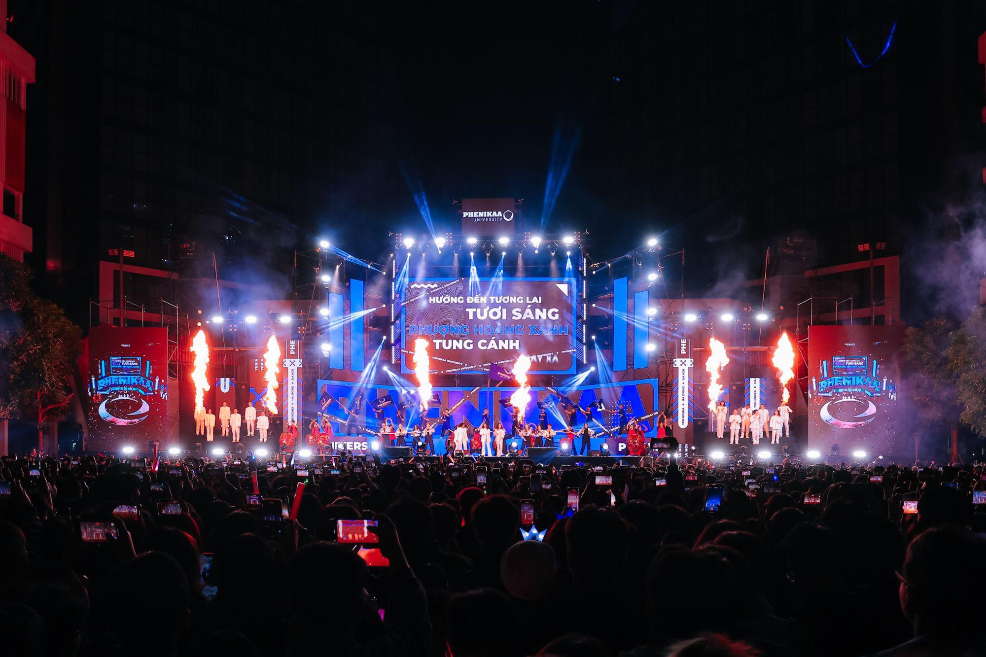 Hàng chục nghìn sinh viên Phenikaa “đu” idol MONO, Captain Boy- Ảnh 1. Hàng chục nghìn sinh viên Phenikaa “đu” idol MONO, Captain Boy- Ảnh 1.