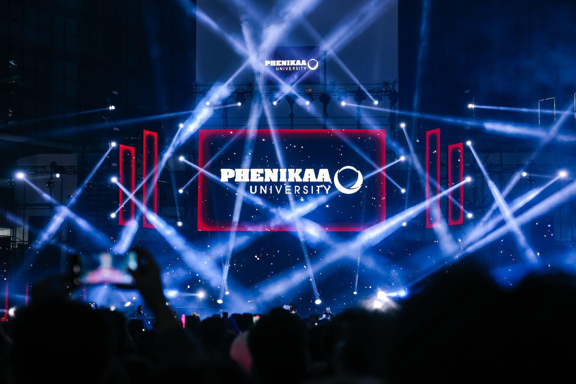 Hàng chục nghìn sinh viên Phenikaa “đu” idol MONO, Captain Boy- Ảnh 2. Hàng chục nghìn sinh viên Phenikaa “đu” idol MONO, Captain Boy- Ảnh 2.