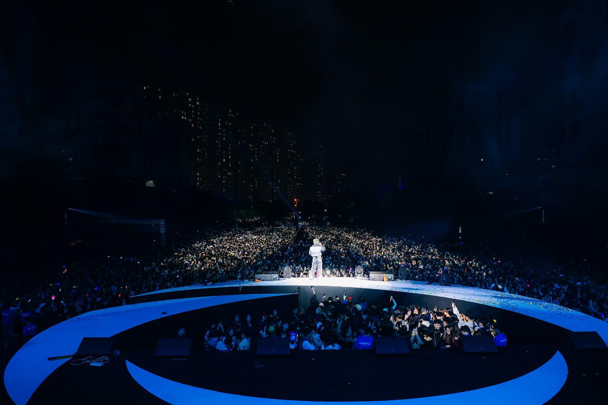 Hàng chục nghìn sinh viên Phenikaa “đu” idol MONO, Captain Boy- Ảnh 3. Hàng chục nghìn sinh viên Phenikaa “đu” idol MONO, Captain Boy- Ảnh 3.