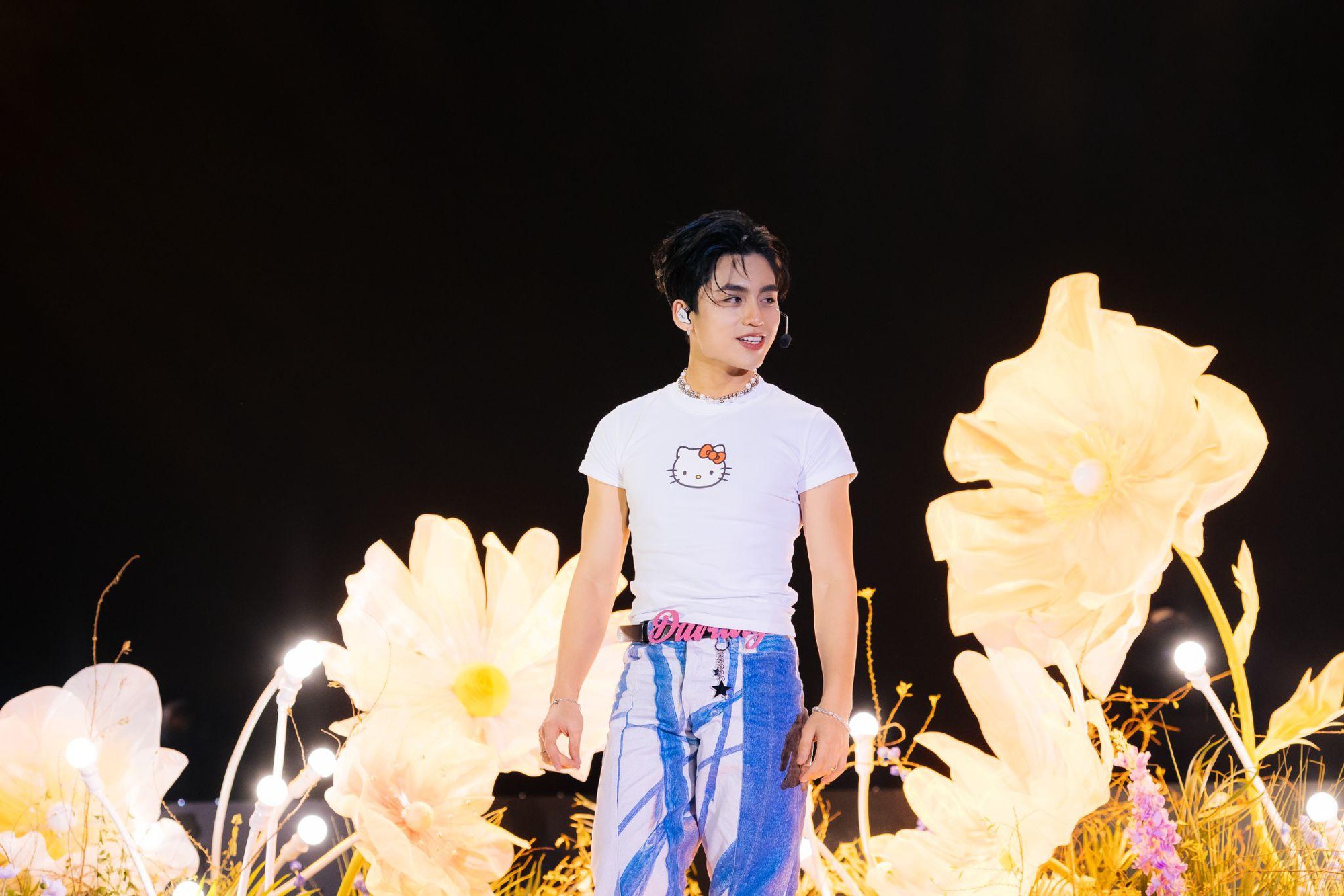 Hàng chục nghìn sinh viên Phenikaa “đu” idol MONO, Captain Boy- Ảnh 4. Hàng chục nghìn sinh viên Phenikaa “đu” idol MONO, Captain Boy- Ảnh 4.